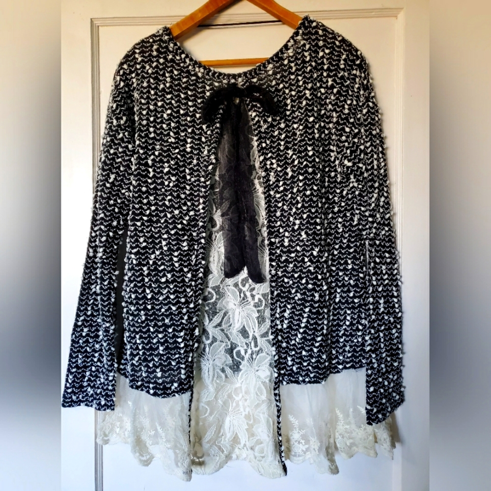Gorgeous A’reve Long Sleeve Polka Lace Bottom Top🖤🤍